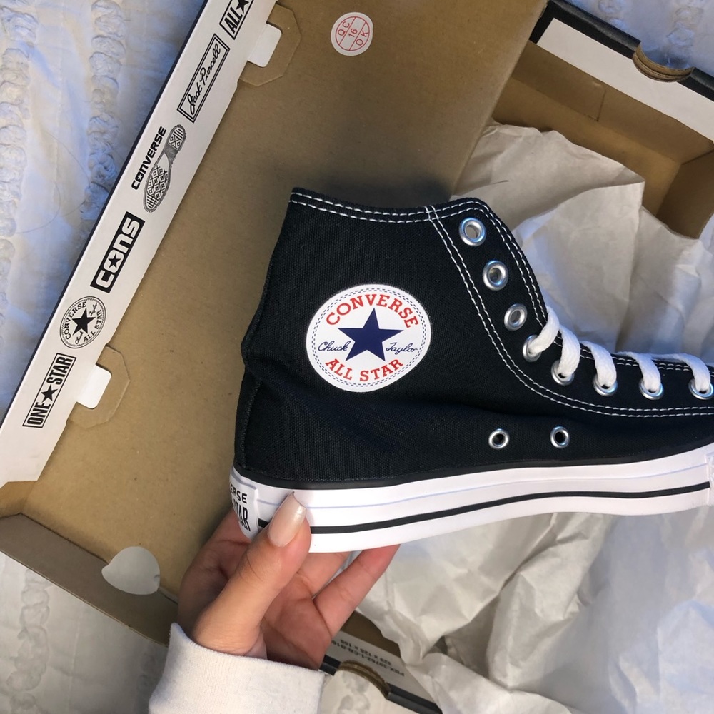 Hello Kitty Converse - Picture 2 of 5